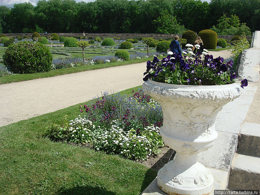 Вазоны с цветами расположены по всему периметру сада Франция