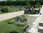 Вазоны с цветами расположены по всему периметру сада