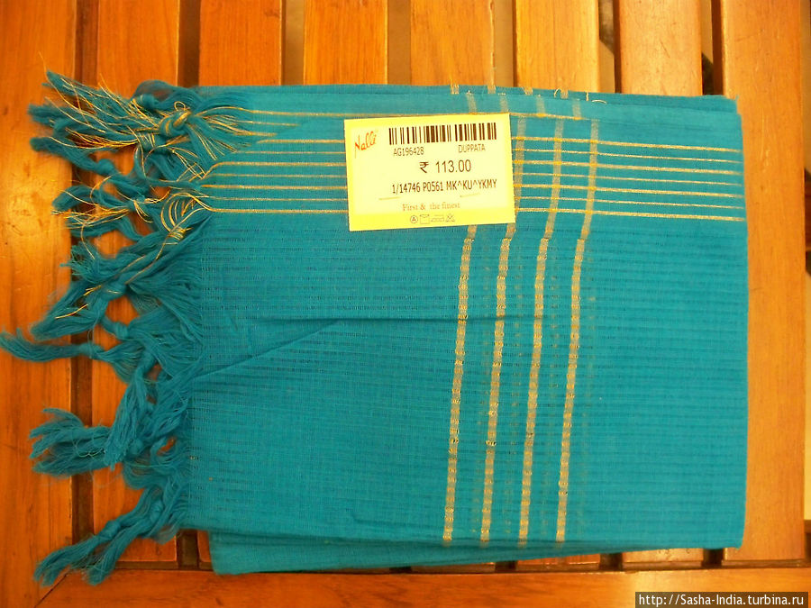 Помимо сари можно купить разные аксессуары к ним (шарфики и пр.) Дели, Индия