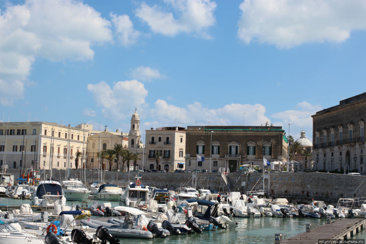 Трани с бризом Трани, Италия