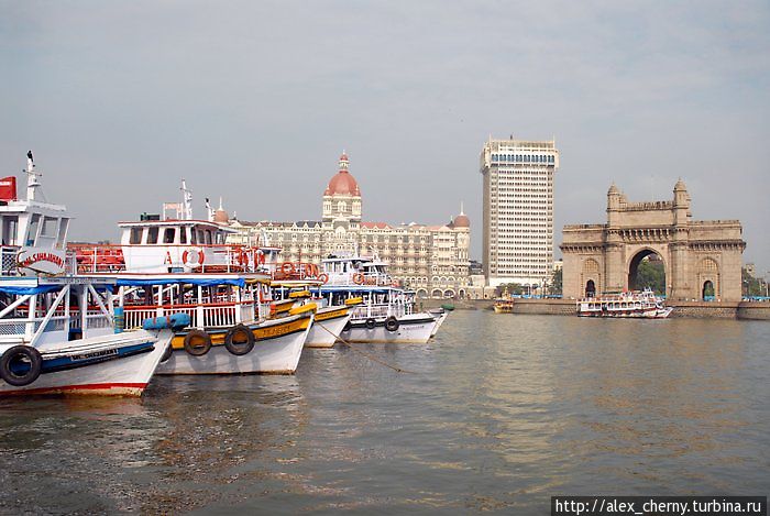 слева отель Тадж-Махал (Taj Mahal) и ворота India Gateway Мумбаи, Индия