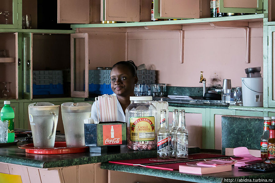 Обед в местной кафешке Негрил, Ямайка