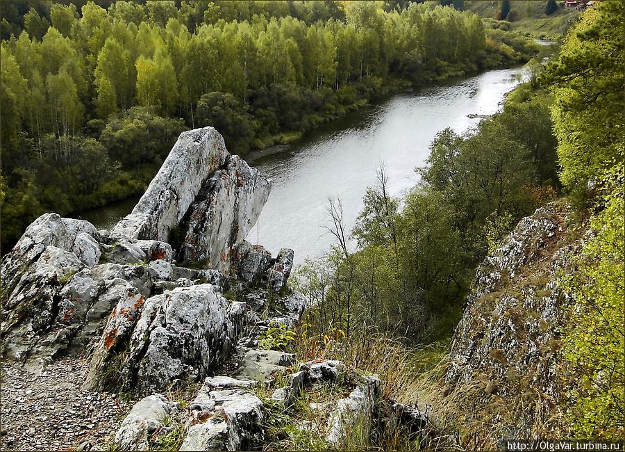 Как писал Мамин-Сибиряк, Чусовая летом,  в  горной  своей части, представляет  собой  ряд тихих плес, где вода стоит,  как зеркало Первоуральск, Россия