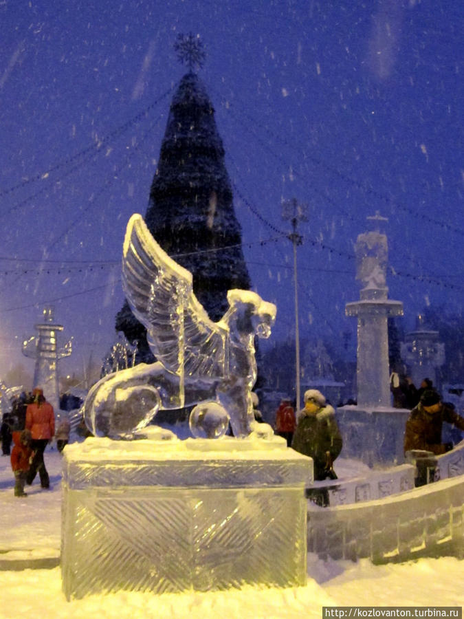 Помимо живописи здесь представлена городская скульптура города на Неве. Грифон с Банковского моста Красноярск, Россия