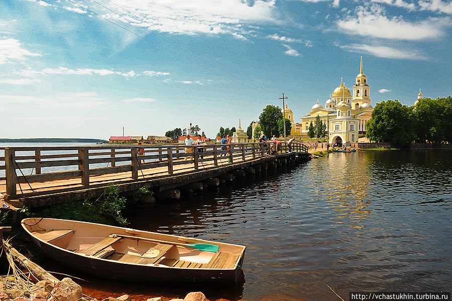 Живописный мостик-перешеек к острову Светлица.