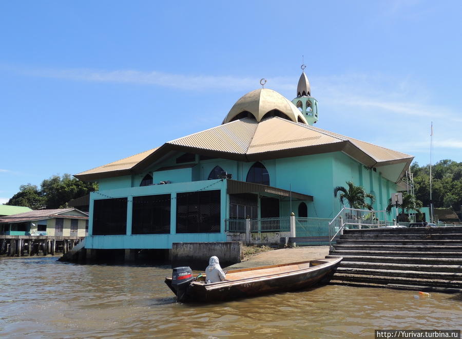 Мечеть в водной деревне Бандар-Сери-Бегаван, Бруней