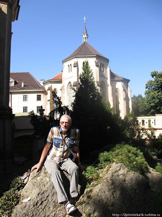 Вид из церковного сада на монастырь в Эмаузах Прага, Чехия