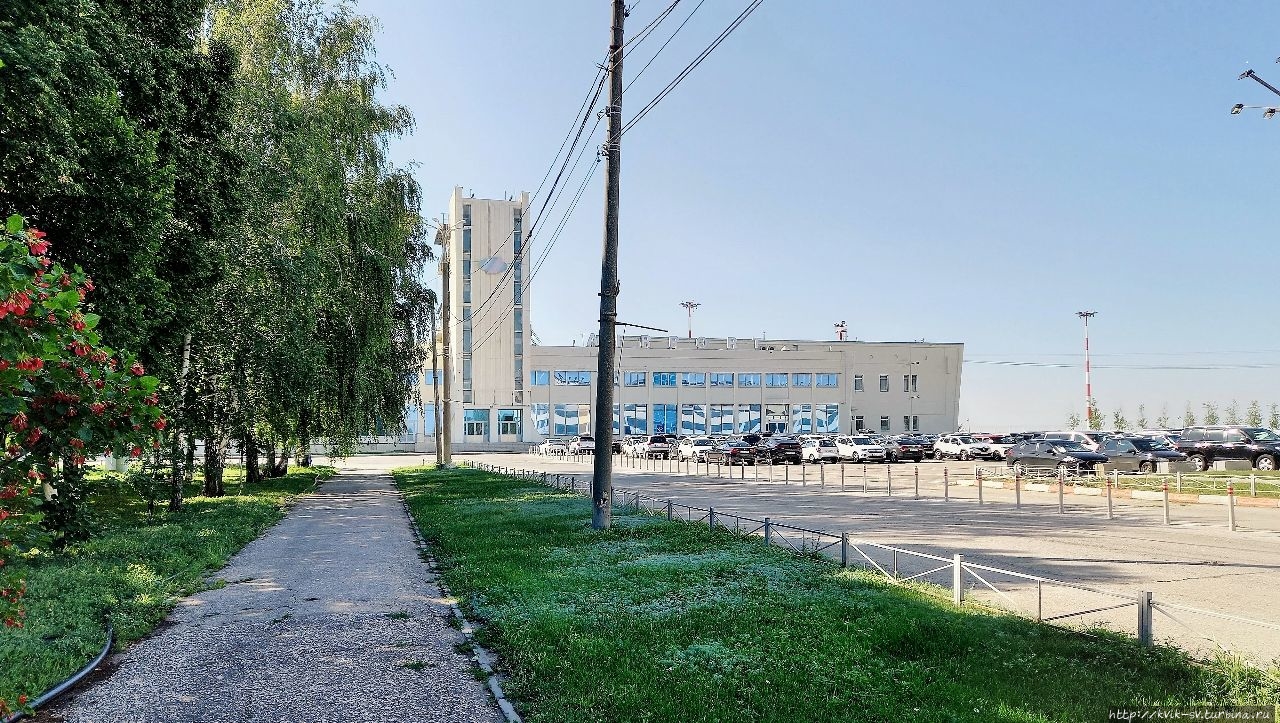Вот и правое крыло здания аэровокзала Самара, Россия