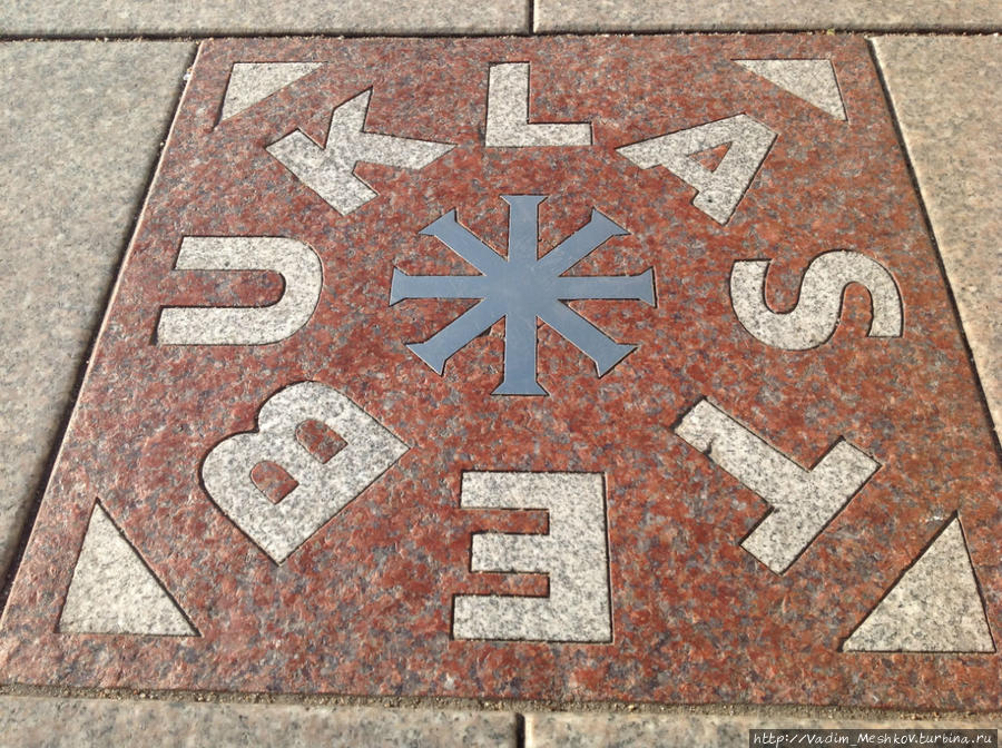 На Кафедральной площади нужно отыскать плитку с надписью Stebuklas (чудо), загадать желание, наступив на нее, а затем трижды повернуться по кругу. Говорят, желание обязательно исполнится. Плитка установлена в честь человеческой цепи длиной от Таллина, через Ригу, и до Вильнюса, в которую жители трех балтийских стран собрались в 1989 году в знак протеста против советской оккупации. Вильнюс, Литва