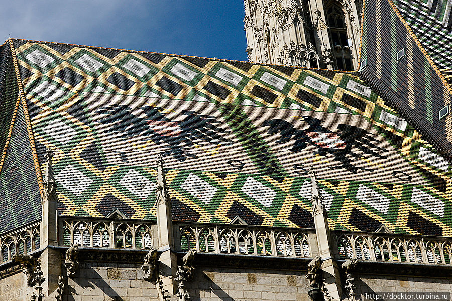 Гербы Австрии и династии Габсбургов на крыше собора Вена, Австрия
