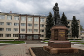 Оружейный завод и памятник его основателю Пётру I.