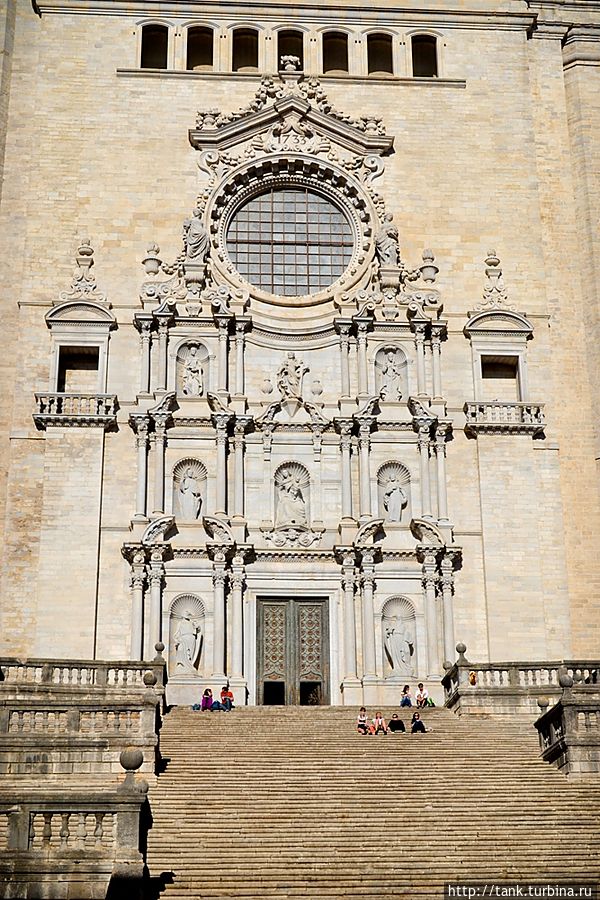 В нишах фасада установлены статуи. Верхняя часть собора украшена большим круглым окном. Жирона, Испания