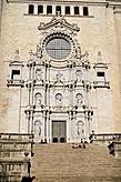 В нишах фасада установлены статуи. Верхняя часть собора украшена большим круглым окном.