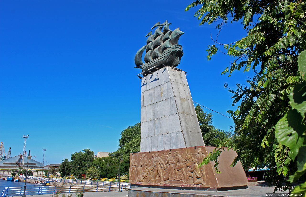 Памятник первым корабелам - самый узнаваемый символ Херсона