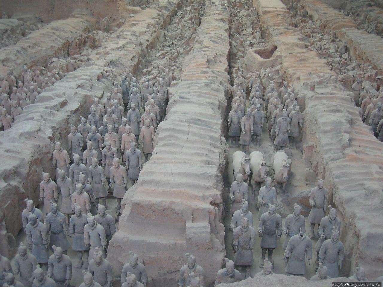 Сиань  Мавзолей императора Цинь Шихуанди и терракотовая армия (200 г.до н.э.). Занесен ЮНЕСКО в список мирового культурного наследия, ни одна из скульптур не повторяется Сиань, Китай