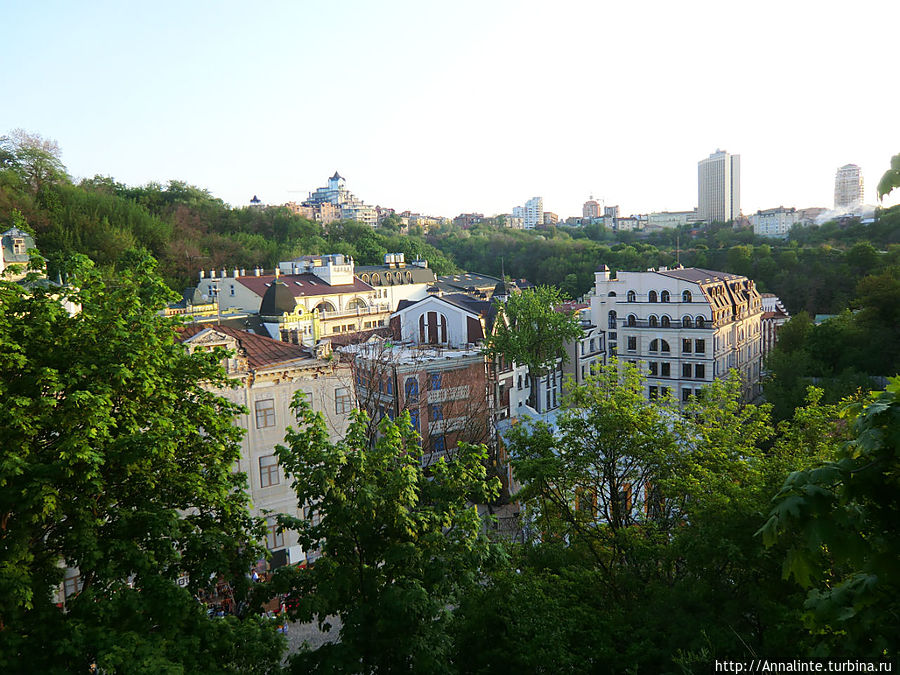 Если подняться с Андреевского спуска по одной из лесенок, расположенных сбоку, то можно выйти на обзорную площадку и увидеть такую панораму... Киев, Украина