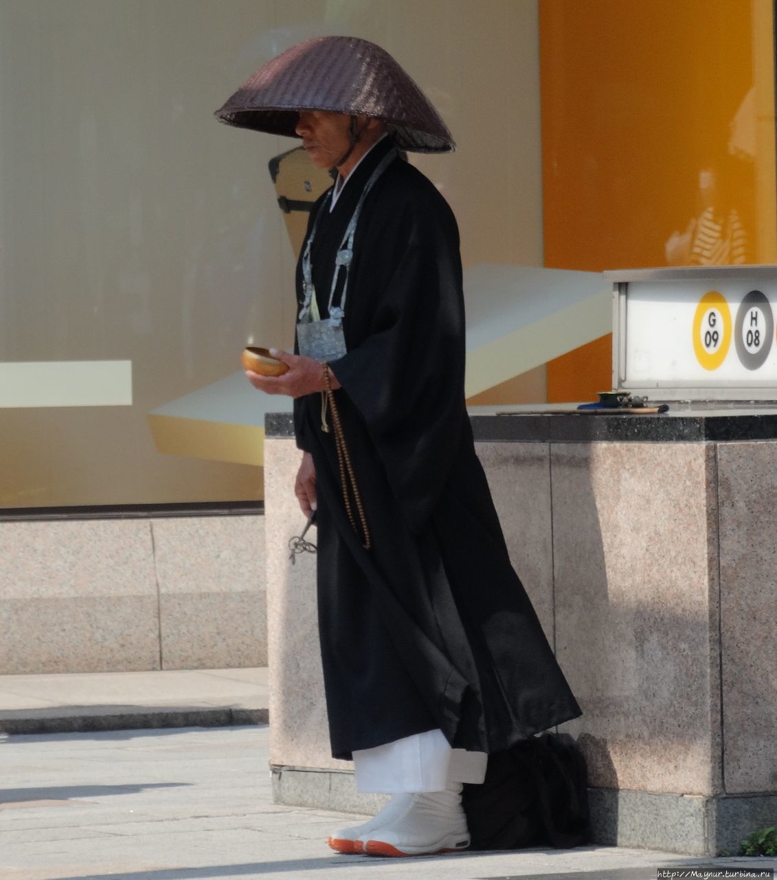 Японский  монах. Привлекла внимание его  поза и аккуратность  в одежде. Токио, Япония