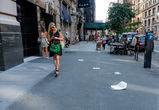 32. В Нью-Йорке практически на каждой улице хочется останавливать прохожих и говорить: «Не надо никуда идти с деловым видом! Пойдемте убирать мусор с тротуаров».