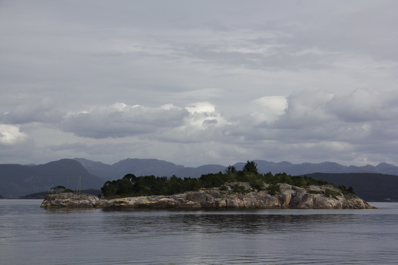 Островок на подходе к Лаувику Люсе-фьорд, Норвегия