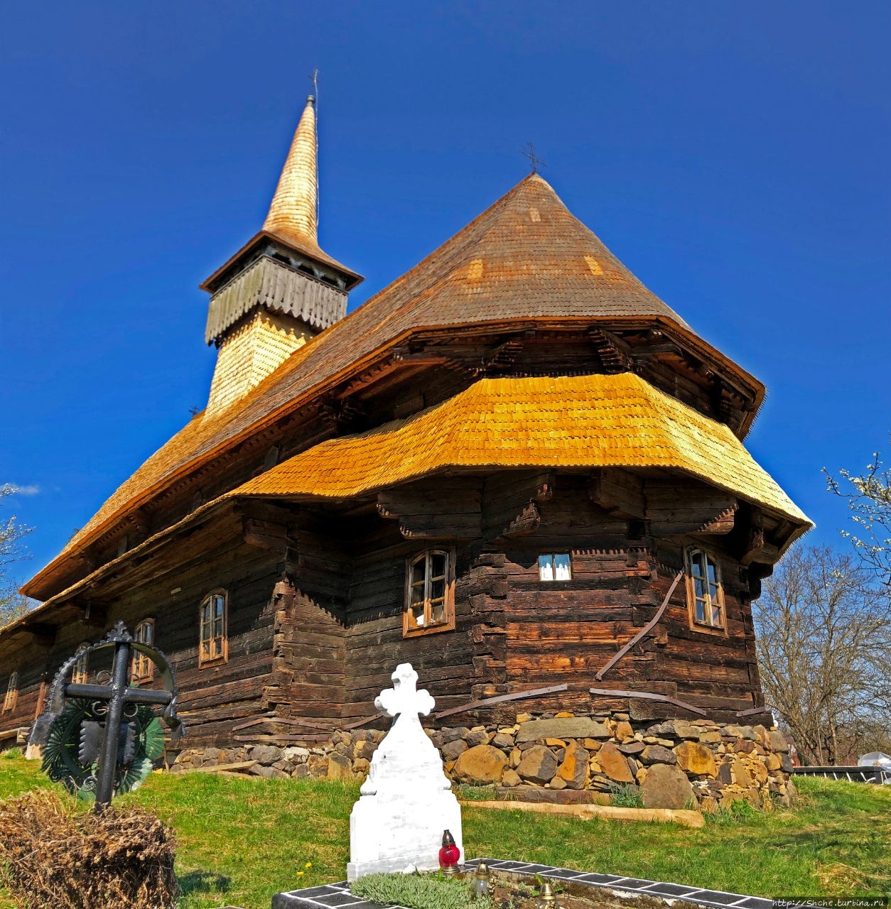 Деревянные церкви Карпат. Гостеприимно открытая в Будешти