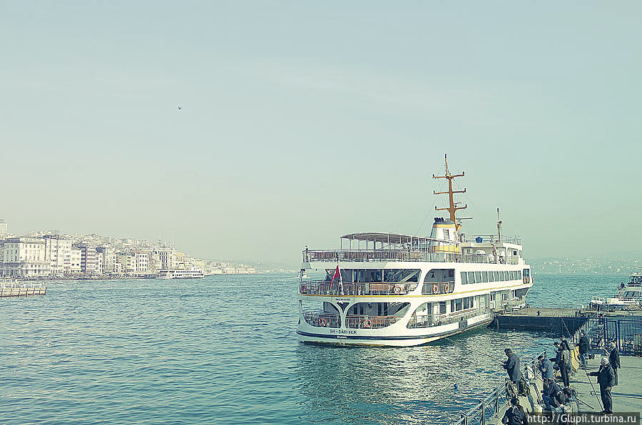 Общественный транспорт Стамбула, на нем можно быстро попасть в разные части города. С этой пристани в канун Нового 2013 года мы ездили в район Юскюдар на кладбище Караджа Ахмед. Стамбул, Турция