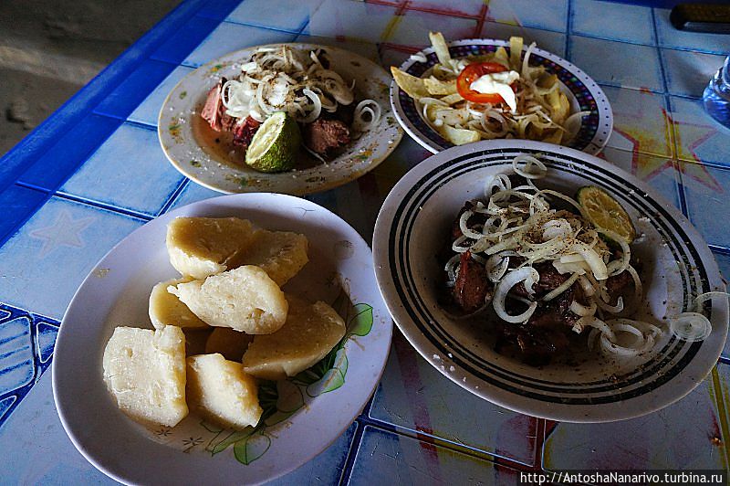 Кушать подано! На передней тарелке мамалыга из кассавы (маниоки)