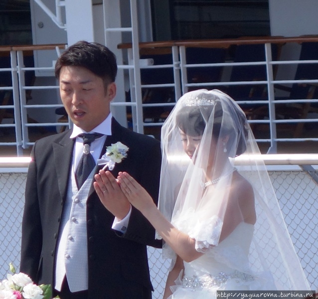 Свадебная церемония в порту Иокогамы на фоне корабля. Япония