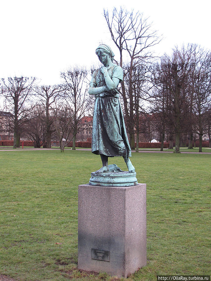 А вот название этой статуи не знаю, увы.