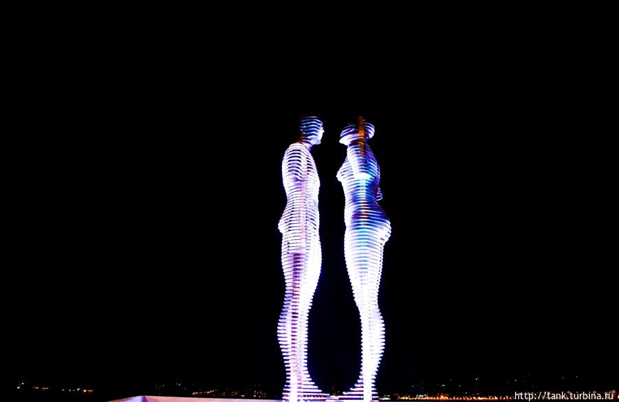«Али и Нино», движущаяся скульптура, повествующая о любви азербайджанского Ромео и грузинской Джульетты. В течение десяти минут разворачивается действие, в котором показан сложный путь влюбленных, которым для того чтобы встретиться, непременно нужно расстаться. Батуми, Грузия