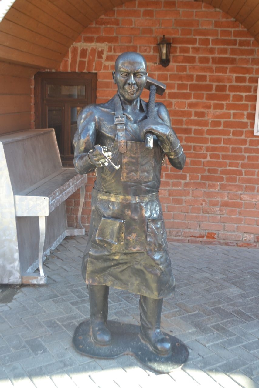 Скульптура кузнеца, выковавшего самого себя. Казань, Россия