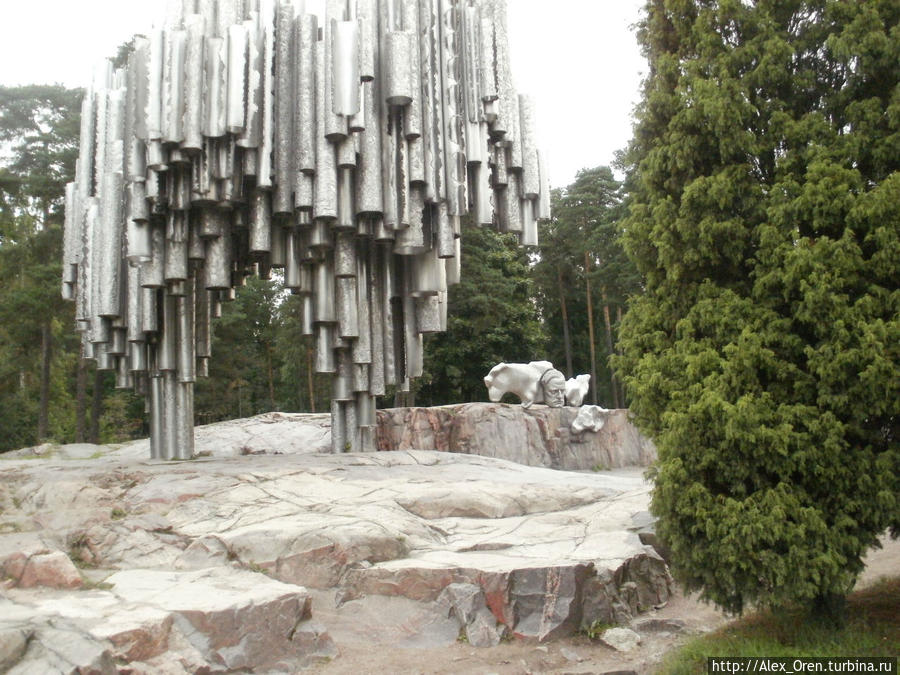 Величественный памятник создан скульптором Эйлой Хилтунен в 1967 году. В нём в единое целое объединены сотни стальных труб. Хельсинки, Финляндия