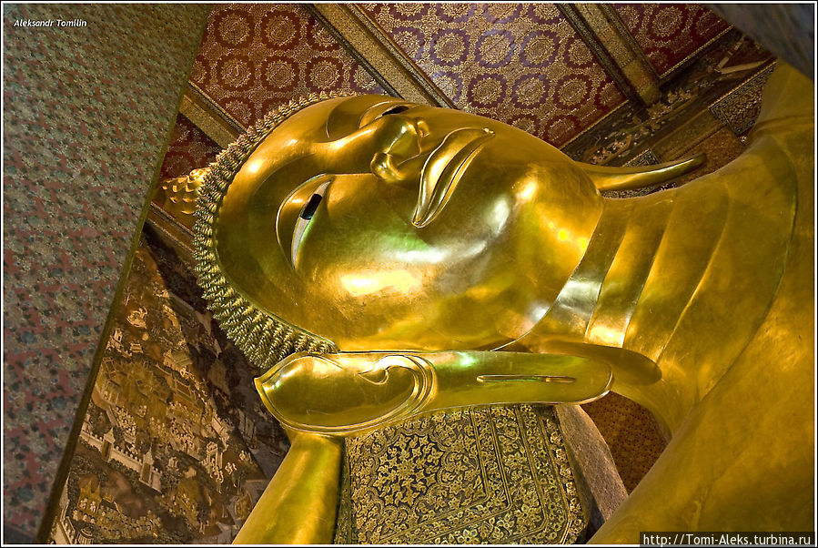 Все, кто посещает Бангкок, должны непременно побывать в храме лежащего Будды (Wat Pho). Это самый большой и самый древний храм города. Статуя Будды — 46 метров в длину и 15 метров в высоту возлежит в довольно тесном помещении, поэтому туристы вынуждены отдельно обозревать голову статуи и ее ноги.
*** Бангкок, Таиланд