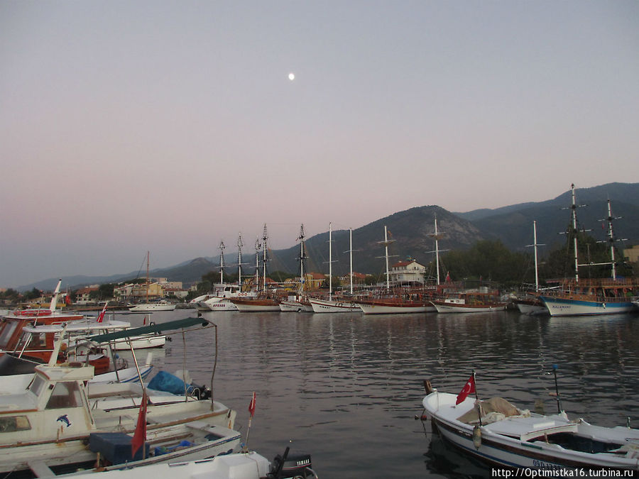 У пристани в час заката Гюзельчамли, Турция