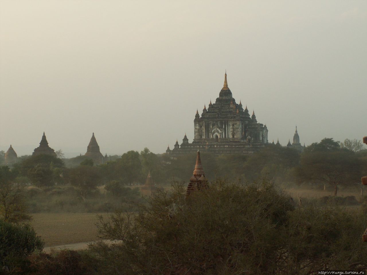 Вид с пагоды Швезандо Баган, Мьянма