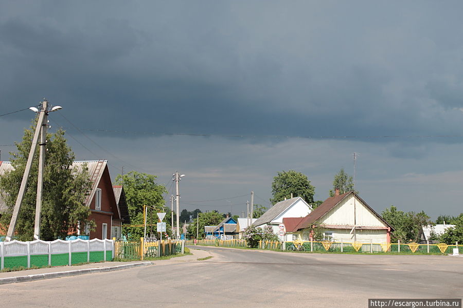 Дождь застал нас, когда мы уже собирались уходить.

Моему другу уже пора было домой, ему надо было еще успеть до Гродно и даже чуть дальше.