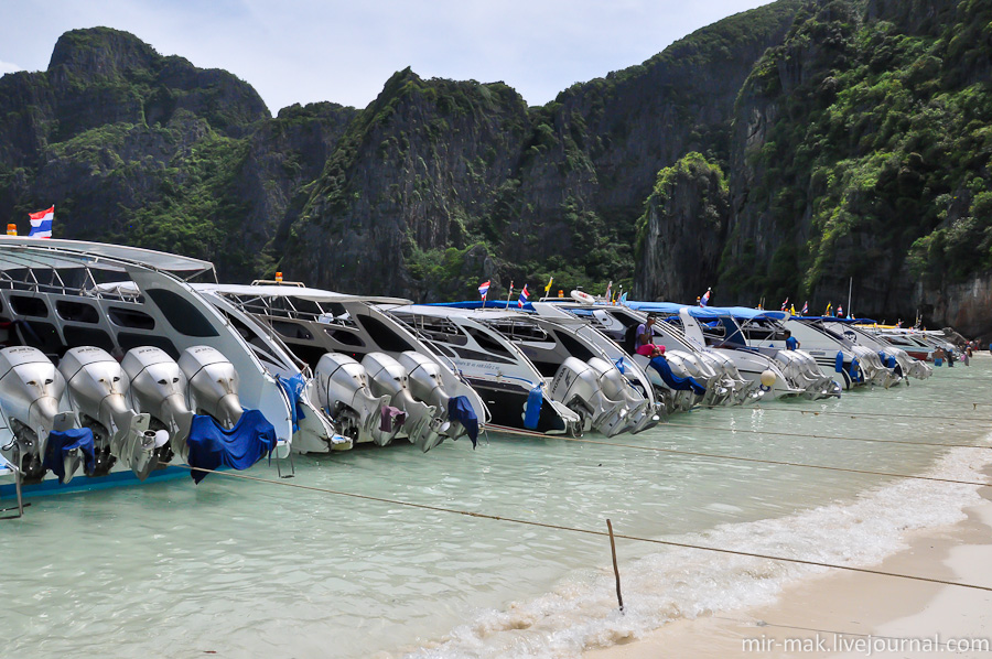 По количеству пришвартованных катеров можно представить, сколько туристов сейчас находится на этом маленьком островке. Краби, Таиланд