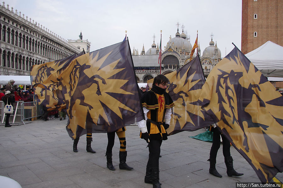Знаменосцы ловко жонглируют флагами. Венеция, Италия