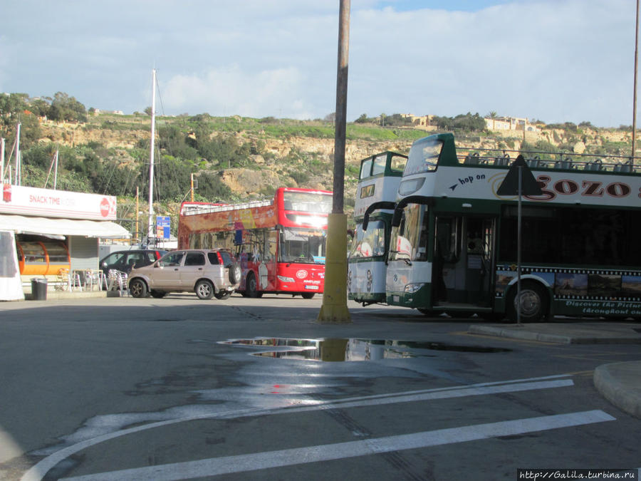 Гозо. Зелёные и красные экскурсионные автобусы. Мальта