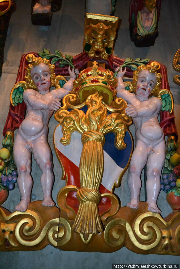 Скульптурные фигуры, украшавшие Королевский галеон Густава Вазы, который затонул практически сразу после отплытия. В центре — герб династии Ваза. Стокгольм, Швеция