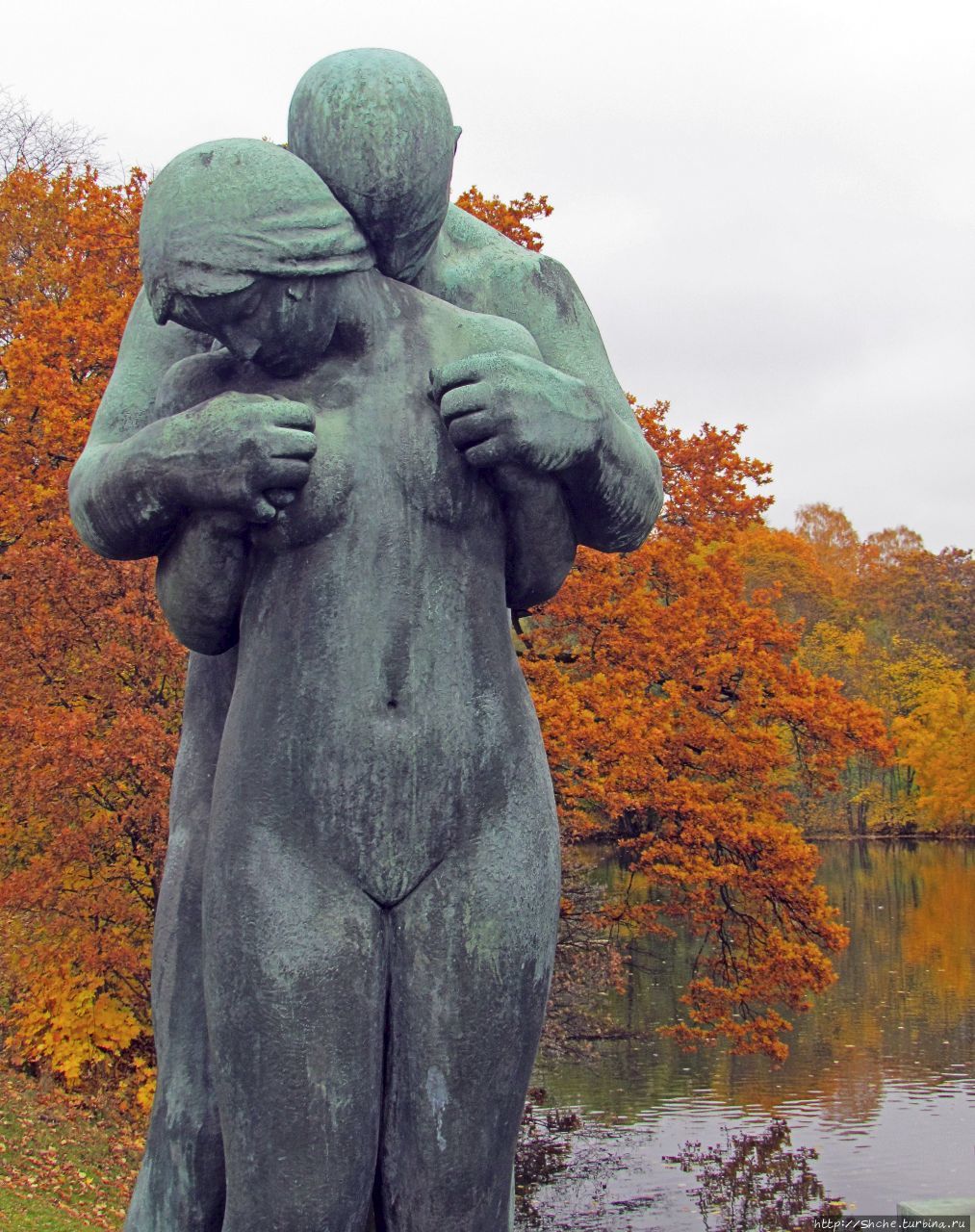 Магическое объятие скульптур и природы в парке обнаженных фигур Осло