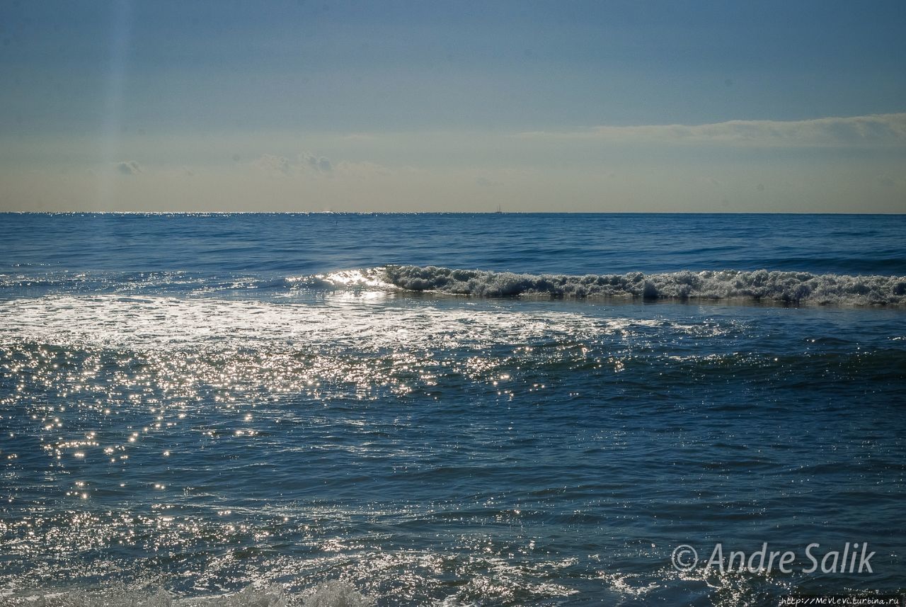 Прибой на Средиземном Ситжес, Испания