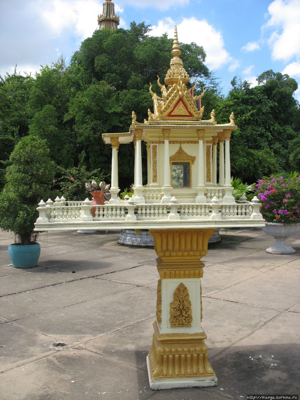 Домашний алтарь в комплексе Серебряная Пагода Пномпень, Камбоджа