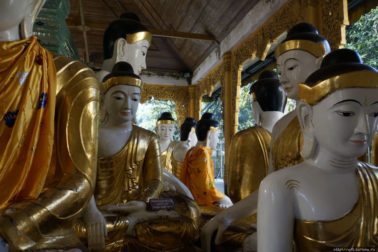 В некоторых храмиках Будд столько, что для молящихся просто не остаётся места. Янгон, Мьянма