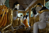 В некоторых храмиках Будд столько, что для молящихся просто не остаётся места.