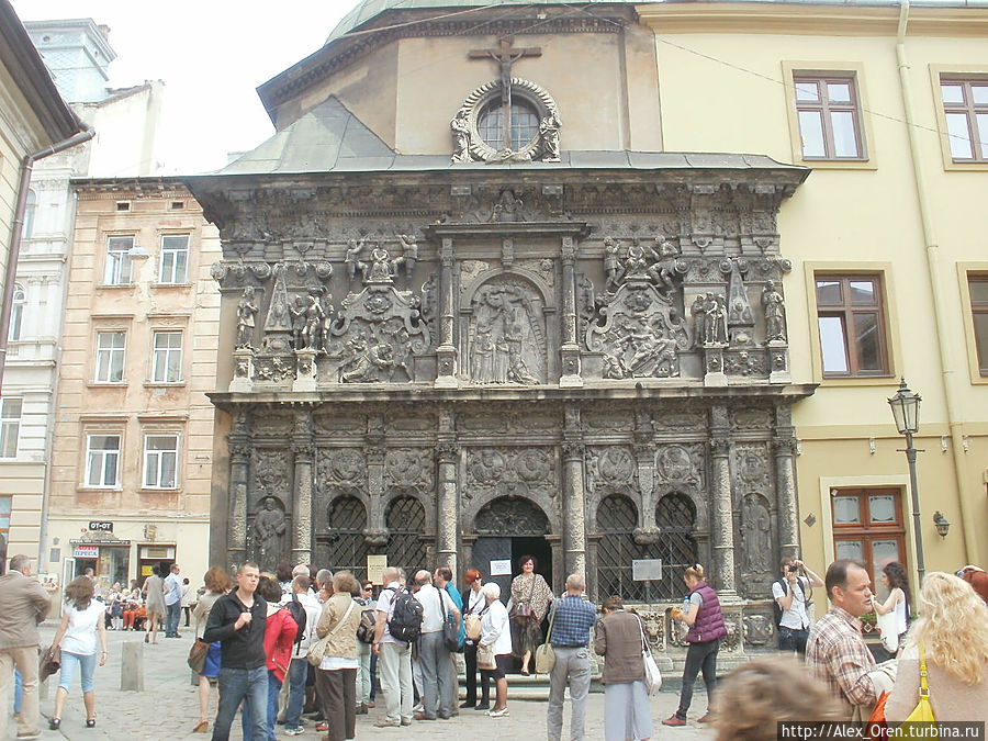 На западном фасаде Каплицы Боимов скульптуры пророков и апостолов. Львов, Украина