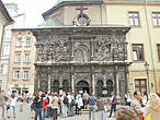 На западном фасаде Каплицы Боимов скульптуры пророков и апостолов.
