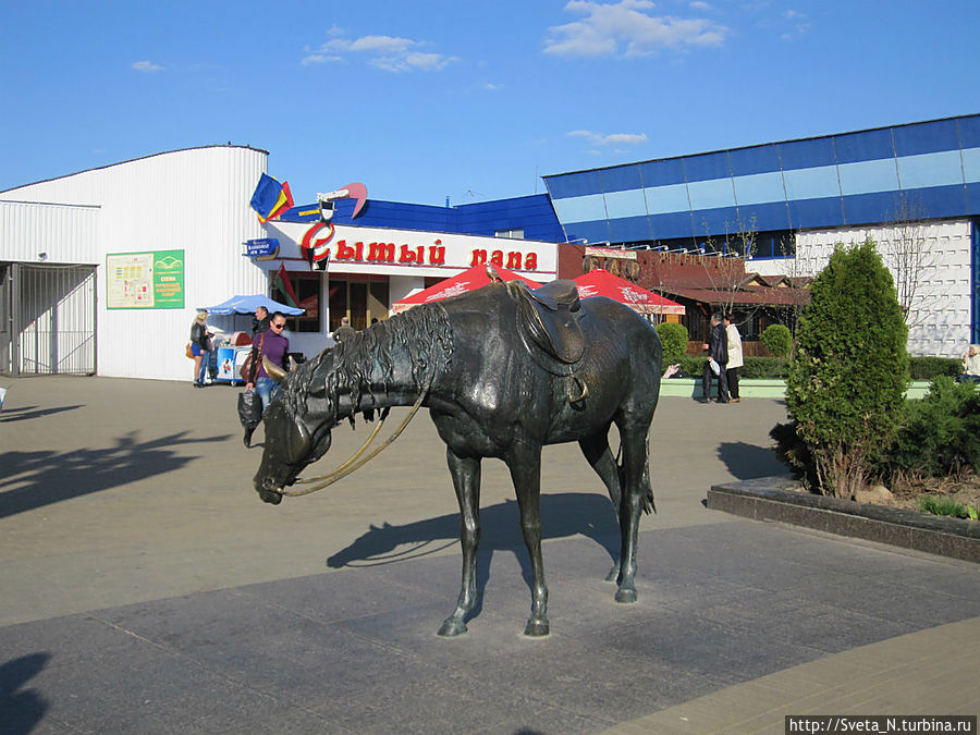 Скульптуры около рынка Минск, Беларусь