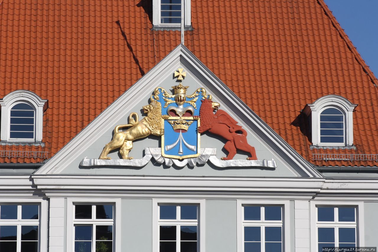 Герб Шведской Померании на Доме Коменданта, XVIII в. Штральзунд, Германия