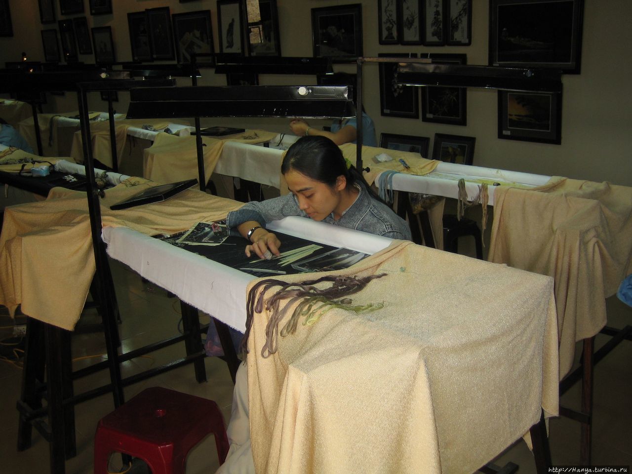 Перевал Хайван.  Фабрика шелковых изделий. Процесс вышивания Дананг, Вьетнам