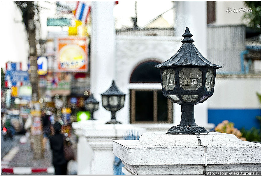 Фонарики. Вечером Паттайя всегда хорошо освещена, и на улицах — толпы туристов...
* Паттайя, Таиланд